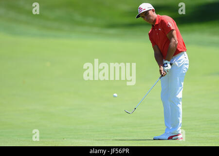 JUN 29, 2017 - Rickie Fowler (USA) sa balle sur le sixième trou lors de la manche d'ouverture à la Quicken Loans 2017 au National Tournament Players Club Potomac MD. Banque D'Images