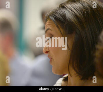 Miami, FL, USA. 28 Juin, 2017. Sheryl Sandberg en conversation avec Ana Veciana-Suarez à propos de son nouveau livre 'Option B : Face à l'adversité, les capacités de résistance et de trouver la joie" présenté en collaboration avec la Foire du livre de Miami et des livres et des livres à Miami Dade College Wolfson-Chapman Conference Centre le 28 juin 2017 à Miami, en Floride. Credit : Mpi10/media/Alamy Punch Live News Banque D'Images