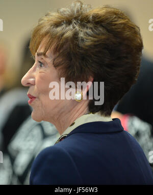 Miami, FL, USA. 28 Juin, 2017. Adele Sandberg mère de Sheryl Sandberg assiste à sa fille livre signature 'Option B : Face à l'adversité, les capacités de résistance et de trouver la joie" présenté en collaboration avec la Foire du livre de Miami et des livres et des livres à Miami Dade College Wolfson-Chapman Conference Centre le 28 juin 2017 à Miami, en Floride. Credit : Mpi10/media/Alamy Punch Live News Banque D'Images