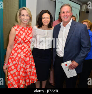 Miami, FL, USA. 28 Juin, 2017. Sheryl Sandberg (C) assister à Sheryl Sandberg nouveau livre 'Option B : Face à l'adversité, les capacités de résistance et de trouver la joie" présenté en collaboration avec la Foire du livre de Miami et des livres et des livres à Miami Dade College Wolfson-Chapman Conference Centre le 28 juin 2017 à Miami, en Floride. Credit : Mpi10/media/Alamy Punch Live News Banque D'Images