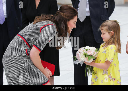 Victoria and Albert Museum. Londres, Royaume-Uni. 29 Juin, 2017. Catherine duchesse de Cambridge visites Victoria and Albert Museum (V&A) pour ouvrir la nouvelle entrée du musée, cour et galerie d'exposition Exhibition Road. Le V&A Exhibition Road trimestre est son plus grand projet architectural au cours des 100 dernières années, conçu par l'architecte britannique Amanda Levete et sa pratique AL A. Credit : Dinendra Haria/Alamy Live News Banque D'Images