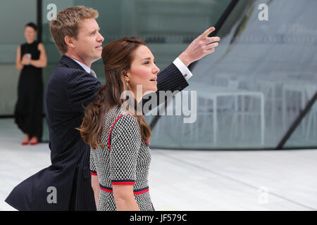Victoria and Albert Museum. Londres, Royaume-Uni. 29 Juin, 2017. Catherine duchesse de Cambridge visites Victoria and Albert Museum (V&A) pour ouvrir la nouvelle entrée du musée, cour et galerie d'exposition Exhibition Road. Le V&A Exhibition Road trimestre est son plus grand projet architectural au cours des 100 dernières années, conçu par l'architecte britannique Amanda Levete et sa pratique AL A. Credit : Dinendra Haria/Alamy Live News Banque D'Images
