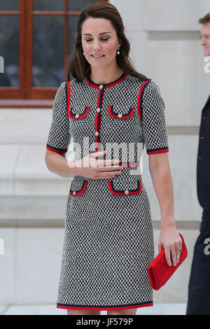 Victoria and Albert Museum. Londres, Royaume-Uni. 29 Juin, 2017. Catherine duchesse de Cambridge visites Victoria and Albert Museum (V&A) pour ouvrir la nouvelle entrée du musée, cour et galerie d'exposition Exhibition Road. Le V&A Exhibition Road trimestre est son plus grand projet architectural au cours des 100 dernières années, conçu par l'architecte britannique Amanda Levete et sa pratique AL A. Credit : Dinendra Haria/Alamy Live News Banque D'Images