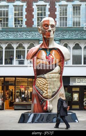 Londres, Royaume-Uni. 29 Juin, 2017. 'Temple' Damien Hirst en 2008. Sculpture dans la ville de Londres revient pour la septième année pour le Square Mile avec des œuvres contemporaines d'artistes de renommée internationale. Œuvres d'art sont à l'affiche du 27 juin 2017:Credit claire doherty Alamy/Live News. Banque D'Images