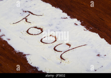 Le mot écrit en alimentaire poudre stevia sur fond de bois. Banque D'Images