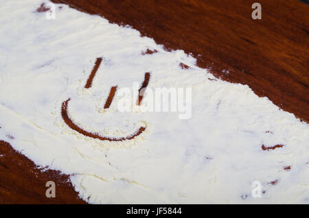 Un visage heureux drawed stevia en poudre sur fond de bois. Banque D'Images