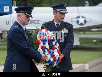 U.S. Air Force Colonel R. Scott Jobe, gauche, la 35e Escadre de chasse, commandant et Japan Air Self-Defense Force le général de Koji Imaki, droite, la 3ème Air Wing Commander, portent une couronne au Jour Commémoratif de Misawa Air Base, Japon, le 26 mai 2017. Les membres en service de toutes les branches est allé(e) à Misawa's 2017 Memorial Day service pour honorer ceux qui ont payé le prix ultime pour la liberté qu'ils ont aujourd'hui. (U.S. Air Force photo par un membre de la 1re classe Sadie Colbert) Banque D'Images