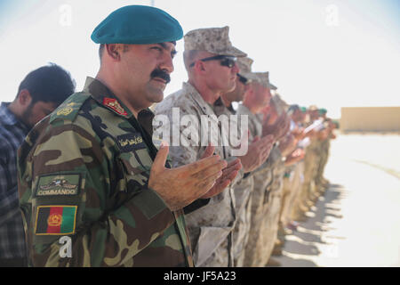 Le brig. Le général Ahmadzai, gauche, le général commandant de l'Armée nationale afghane 215e Corps, prie avec les Marines américains assigné à la Force sud-ouest après l'Embarquement de soldats de l'ANA au Camp Shorabak, Afghanistan, le 28 mai 2017. Les principaux dirigeants avec les deux forces se sont réunies dans le mois sacré du Ramadan pour honorer ceux qui ont donné leur vie dans la lutte contre l'insurrection. (U.S. Marine Corps photo par le Sgt. Lucas Hopkins) Banque D'Images