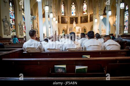 170528-N-YL073-117 NEW YORK (28 mai 2017) marins, marines et gardes côte d'assister à la messe du dimanche dans le cadre du Memorial Day Parade Greenpoint durant la Semaine 2017 FWNY (New York). FWNY maintenant, est en 29e année, est le cityÕs temps honoré célébration de la mer services. C'est une occasion unique pour les citoyens de New York et la région des trois états pour répondre marins, marines et gardes côte, ainsi que de constater par moi-même les dernières capacités des todayÕs services maritimes. (U.S. Photo par marine Spécialiste de la communication de masse 2e classe Purifoy Mme Qureshi) Banque D'Images