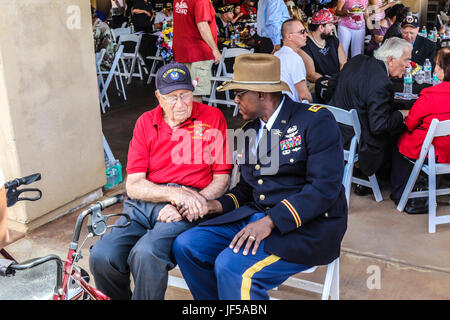 APPLE VALLEY, Californie, -- U.S. Army LCL Ryan Moïse, commandant de l'Escadron de soutien régimentaire, 11e Régiment de cavalerie blindée, présente une pièce de l'escadron d'excellence d'un joueur de la DEUXIÈME GUERRE MONDIALE, U.S. Army Air Corps pendant la Sunset Hills Memorial Park Memorial Day, le 29 mai 2017. Le service commémoratif, comprenait plusieurs dignitaires locaux, y compris le maire Scott Nassis Apple Valley, qui a donné le mot d'ouverture. Memorial Day est le jour que les Américains paient l'honneur et de respect pour les hommes et les femmes des Forces armées qui ont fait le sacrifice ultime au service de notre grand pays. Banque D'Images