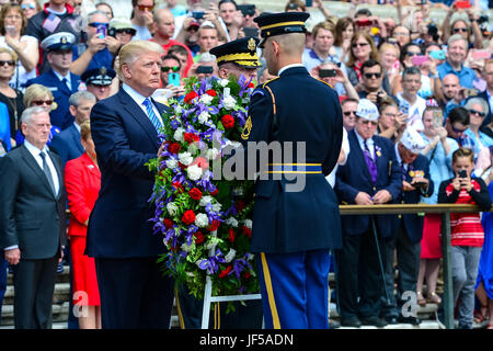 Le président Donald J. Trump dépose une gerbe sur la Tombe du Soldat inconnu, en l'honneur du Jour du Souvenir, au cimetière national d'Arlington, à Arlington, en Virginie, le 29 mai 2017. (U.S. Photo de l'armée par le Sgt. Michel'le Stokes) Banque D'Images