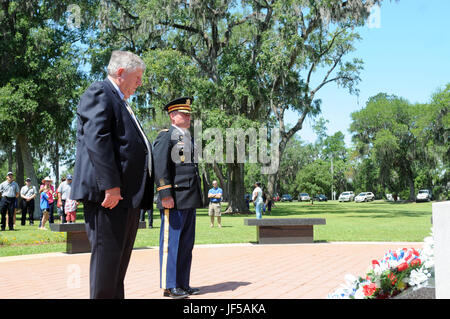 Harold Fowler, maire de Richmond Hill, en Géorgie, et le lieutenant-colonel Chris Mcreery, commandant de la 87e Bataillon de soutien de soutien au combat, 3e Division d'Infanterie Brigade de maintien en puissance, prendre dans un moment de silence après la pose d'une couronne au Monument des anciens combattants de Richmond Hill Richmond Hill au cours de la célébration de la Journée du souvenir à J.F. Gregory Park le 29 mai. Au cours de la cérémonie, plusieurs orateurs, y compris McCreery, a parlé de l'importance de se souvenir tombé Servicemembers non seulement sur le jour du Souvenir mais toujours et à l'appréciation de leurs sacrifices pour la liberté des Américains. (U.S. Photo de l'armée par le Sgt. 1re classe Ben K Banque D'Images