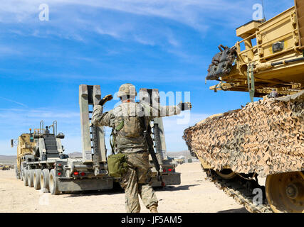 Le s.. Jonathan L. Prince, un opérateur de transport à moteur avec le 1175th Transportation Company, New Jersey Army National Guard, guides un transporteur de matériel lourd, le 29 mai 2017, au cours d'une rotation de la 155e Brigade blindée du Mississippi de l'équipe de combat au Centre National d'entraînement, à Fort Irwin, en Californie. L'Tullahoma, Tennessee, a pour mission de fournir une assistance à la récupération du véhicule pour le 155e et d'autres unités de soutien' de véhicules lourds. (Photo de la Garde nationale du Mississippi par la FPC. Jarvis Mace 102d, détachement des affaires publiques) Banque D'Images