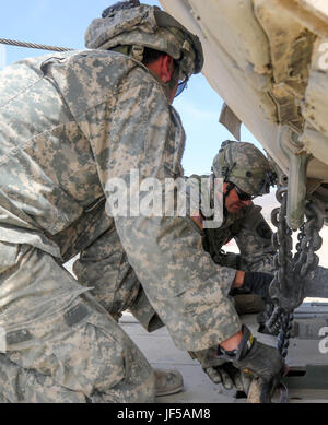 Le s.. Jonathan L. Prince, un opérateur de transport à moteur avec le 1175th Transportation Company, New Jersey Army National Guard, assure une Abrams char de combat principal à la remorque d'un transporteur d'équipement lourd, le 29 mai 2017, au cours d'une rotation de la 155e Brigade blindée du Mississippi de l'équipe de combat au Centre National d'entraînement, à Fort Irwin, en Californie. (Photo de la Garde nationale du Mississippi par la FPC. Jarvis Mace 102d, détachement des affaires publiques) Banque D'Images