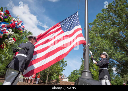 L'Université Clemson deux corps de formation des officiers de réserve de l'amener dans la cadets drapeau américain lors d'une célébration de la Journée du souvenir à Clemson's Memorial Park, le 28 mai 2017. (U.S. Réserve de l'armée photo prise par le s.. Ken Scar) Banque D'Images