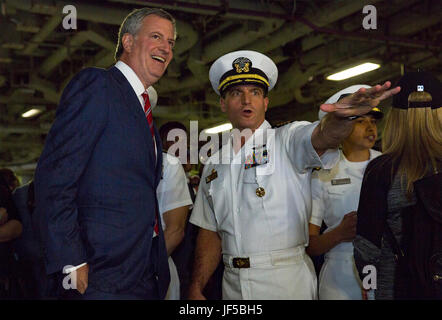 170529-N-MC499-008 NEW YORK (29 mai 2017) Le capitaine Larry G. Getz, commandant de l'assaut amphibie USS Kearsarge (DG 3), donne un tour de Kearsarge au maire de New York Bill De Blasio durant la Fleet Week de New York 2017. La Fleet Week New York, maintenant dans sa 29e année, est le lieu de célébration traditionnelle de la mer services. C'est une occasion unique pour les citoyens de New York et la région des trois états pour répondre marins, marines et gardes côte, ainsi que de constater par moi-même les dernières capacités des services maritimes d'aujourd'hui. (U.S. Photo de la marine en masse communic Banque D'Images