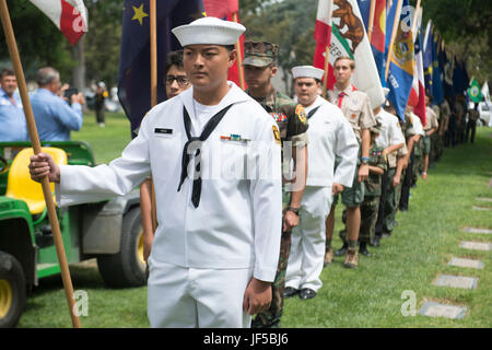 SANTA ANA, Californie (29 mai 2017) -- U.S. Navy League Sea Cadets, Marine Corps Air Station Tustin Jeunes Marines, et les Scouts présents drapeaux lors de la 25e Journée de commémoration annuelle de commémoration et de célébration à Fairhaven Memorial Park à Santa Ana, Californie, le 29 mai. Plus de 3 000 personnes ont assisté à l'événement pour rendre hommage aux soldats tués. (U.S. Photo de la marine par le lieutenant J.G. Michelle Tucker/Releasead) Banque D'Images