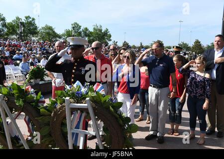 170529-N-TP832-181 JACKSONVILLE, Floride (29 mai 2017) le personnel militaire et les membres de la famille rend hommage rendu après avoir présenté une couronne en souvenir de membres de service au cours d'une cérémonie du Jour du Souvenir à la ville de Jacksonville Veterans Memorial du mur. Le mur, qui rend hommage aux soldats tués les soldats qui ont appelé Jacksonville home, a accueilli les dirigeants militaires et anciens combattants de la ville, et près de 3 000 personnes qui se sont réunis à patriotique payer leur respect pour ceux qui ont donné le sacrifice ultime pour leur pays. (U.S. Photo par marine Spécialiste de la communication de masse de 3e classe Michael Lopez /libéré) Banque D'Images