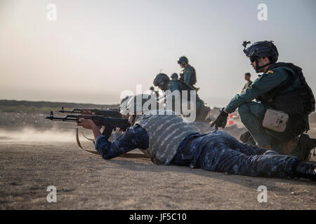 Membres des forces de sécurité irakiennes fire AK-47 au cours de formation au tir à courte portée enseignés par Guardia Civil espagnole formateurs à la gamme Besmaya complexe, l'Iraq, le 30 mai 2017. Cette formation fait partie de la Force opérationnelle interarmées combinée globale - Fonctionnement résoudre inhérent à renforcer les capacités des partenaires mission par la formation et de l'amélioration de la capacité des forces des combats en partenariat avec ISIS. Les GFIM-OIR est la Coalition mondiale pour vaincre ISIS en Iraq et en Syrie. (U.S. Photo de l'armée par le Cpl. Tracy/McKithern) Parution Banque D'Images