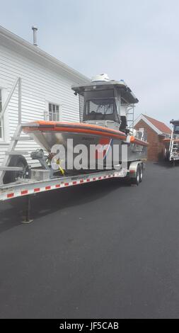 La station de la Garde côtière de Chatham reçoit un nouveau bateau à usage spécial de 24 pieds en eau peu profonde le 30 mai 2017, transporté de Station Lake Tahoe, en Californie. L'embarcation améliore les capacités de recherche et de sauvetage dans les opérations côtières. Banque D'Images