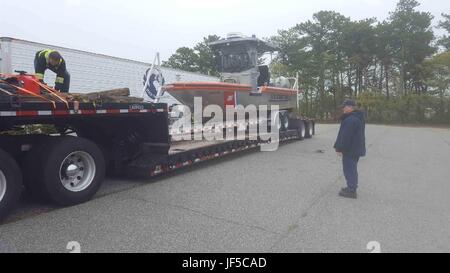 Le personnel de la Garde côtière inspecte le nouveau bateau spécial de 24 pieds en eau peu profonde et retire sa remorque à Station Chatham, Massachusetts, le 30 mai 2017. Le bateau améliore les capacités locales de recherche et de sauvetage dans la zone de responsabilité de la station. Banque D'Images