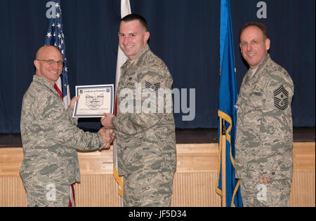 Un aviateur reçoit son certificat de promotion à Misawa Air Base, Japon, le 31 mai 2017. Promotion des cérémonies sont organisées comme une reconnaissance formelle pour atteindre le niveau suivant des aviateurs de rang dans leur carrière militaire. (U.S. Air Force photo par un membre de la 1re classe Sadie Colbert) Banque D'Images