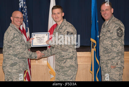 Un aviateur reçoit son certificat de promotion à Misawa Air Base, Japon, le 31 mai 2017. Promotion des cérémonies sont organisées comme une reconnaissance formelle pour atteindre le niveau suivant des aviateurs de rang dans leur carrière militaire. (U.S. Air Force photo par un membre de la 1re classe Sadie Colbert) Banque D'Images