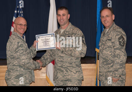 Un aviateur reçoit son certificat de promotion à Misawa Air Base, Japon, le 31 mai 2017. Promotion des cérémonies sont organisées comme une reconnaissance formelle pour atteindre le niveau suivant des aviateurs de rang dans leur carrière militaire. (U.S. Air Force photo par un membre de la 1re classe Sadie Colbert) Banque D'Images