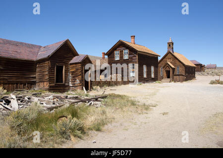 Une église et de plusieurs maisons abandonnées sont encore debout dans la région de Bodie Ghost Town. Banque D'Images