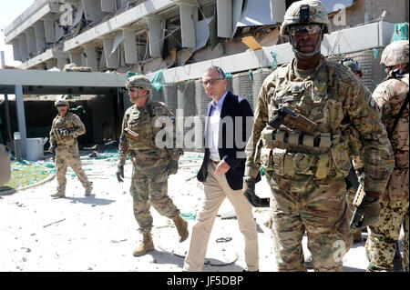 Kaboul, Afghanistan (31 mai 2017) - Après une attaque terroriste meurtrière contre des civils innocents ici aujourd'hui, le général John Nicholson, commandant de l'appui résolu et le leader pour s'RS, sergent-major de commandement de David M. Clark visitez le site de l'enquête sur l'explosion d'endommager et d'appuyer les intervenants d'urgence. (U.S. Photo de la marine par le lieutenant J.G. Egdanis Torres Sierra, résolument l'Afghanistan) - Affaires publiques Banque D'Images