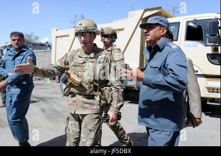 Kaboul, Afghanistan (31 mai 2017) - Le Général John Nicholson, commandant de l'appui résolu, parle avec l'un des premiers intervenants de l'attaque meurtrière qui a eu lieu ici aujourd'hui. Un véhicule engin explosif a explosé près de Zambaq place devant l Zone verte, près de la voie diplomatique et les installations du gouvernement. (U.S. Photo de la marine par le lieutenant J.G. Egdanis Torres Sierra, résolument l'Afghanistan) - Affaires publiques Banque D'Images