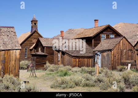 Une église et de plusieurs maisons abandonnées dans Bodie Ghost Town. Banque D'Images