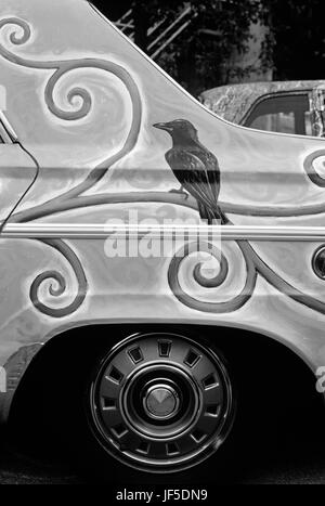 Fremont Solstice d'Parade avec art voiture voiture peinte avec crow quartier Fremont Seattle Washington State USA Banque D'Images
