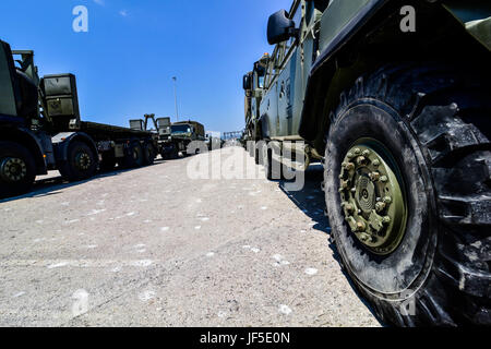 EL CAMINO ESPANOL, navire espagnol l'arrivée à la mer- Port-Greece Alexandroupolis. Les forces armées grecques ont contribué avec la police locale et les autorités portuaires de la mer assurant la sécurité et lisse le débarquement de l'armée espagnole, les véhicules et les camions sur 01 juin 2017. Photo : Sargent Patsidis Isaak, véhicules espagnol, la mer - l'arrivée au port, le grec Caméra de combat, le Bureau des affaires publiques locales Photo : Sargent Major Fountoukidis Georgios véhicules espagnol, la mer - l'arrivée au port, le grec Caméra de combat, le Bureau des affaires publiques locales Banque D'Images