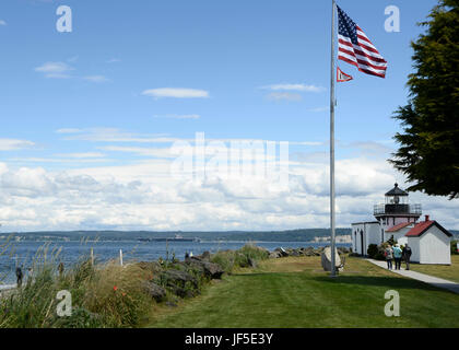 170601-N-VH385-076 POINT NO POINT, Washington, (1 juin 2017) - Le porte-avions USS Nimitz (CVN 68) transits Puget Sound en route vers l'océan Pacifique. Nimitz Nimitz fait partie du groupe aéronaval et est deprating sur un déploiement prévu à l'ouest du Pacifique et l'Océan Indien. (U.S. Photo par marine Spécialiste de la communication de masse 2e classe Wyatt L. Anthony) Banque D'Images