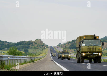 Convoi de véhicules espagnol départs du camp, KANDILAPTI - Alexandroupoli. Les forces armées grecques ont contribué avec la police locale, assurer la sécurité et le bon départ de l'armée espagnole, les véhicules et les camions sur Juin 02, 2017. Photo : Sargent Patsidis Isaak, espagnol, grec départ véhicules Caméra de combat, le Bureau des affaires publiques locales Photo : Sargent Major Fountoukidis Georgios véhicules espagnol, grec départ Caméra de combat, le Bureau des affaires publiques locales Banque D'Images