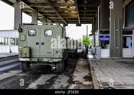 Convoi de véhicules espagnol départs du camp, KANDILAPTI - Alexandroupoli. Les forces armées grecques ont contribué avec la police locale, assurer la sécurité et le bon départ de l'armée espagnole, les véhicules et les camions sur Juin 02, 2017. Photo : Sargent Patsidis Isaak, espagnol, grec départ véhicules Caméra de combat, le Bureau des affaires publiques locales Photo : Sargent Major Fountoukidis Georgios véhicules espagnol, grec départ Caméra de combat, le Bureau des affaires publiques locales Banque D'Images