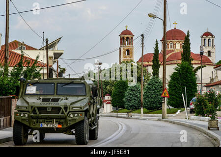 Convoi de véhicules espagnol départs du camp, KANDILAPTI - Alexandroupoli. Les forces armées grecques ont contribué avec la police locale, assurer la sécurité et le bon départ de l'armée espagnole, les véhicules et les camions sur Juin 02, 2017. Photo : Sargent Patsidis Isaak, espagnol, grec départ véhicules Caméra de combat, le Bureau des affaires publiques locales Photo : Sargent Major Fountoukidis Georgios véhicules espagnol, grec départ Caméra de combat, le Bureau des affaires publiques locales Banque D'Images