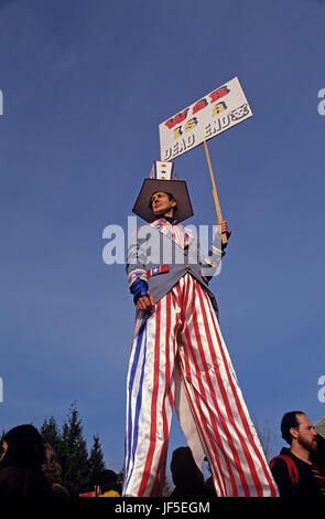 Les manifestants l'homme de guerre sur pilotis à gas works Park Seattle pour protester contre l'intervention américaine dans le golfe Persique 15 Janvier 1991 Date limite de l'État de Washington Seattle Banque D'Images