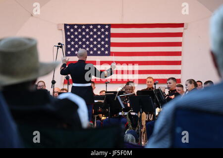La 2e Division Marine Band de Camp Lejeune, en Caroline du Nord, lors d'Overman Park pendant la Sturgis Falls Célébration à Cedar Falls, Iowa, le 24 juin 2017. La présence de bande aide les efforts de recrutement dans le Midwest, y compris le Musicien Engagé. (U.S. Marine Corps photo par le Sgt. Jennifer Webster/libérés) Banque D'Images