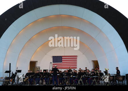 La 2e Division Marine Band de Camp Lejeune, en Caroline du Nord, lors d'Overman Park pendant la Sturgis Falls Célébration à Cedar Falls, Iowa, le 24 juin 2017. La présence de bande aide les efforts de recrutement dans le Midwest, y compris le Musicien Engagé. (U.S. Marine Corps photo par le Sgt. Jennifer Webster/libérés) Banque D'Images