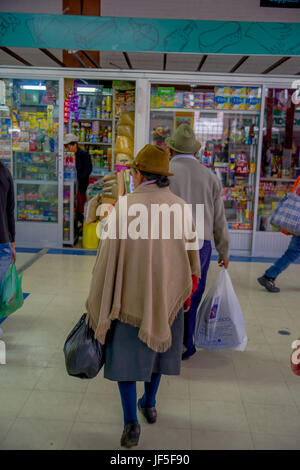 QUITO, ÉQUATEUR, 23 novembre 2016 : des personnes non identifiées, transportant des sacs de plastique, au marché municipal situé à Saint Francis dans la ville de Quito. Banque D'Images