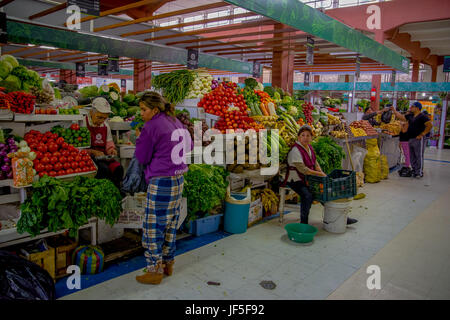 QUITO, ÉQUATEUR, 23 novembre 2016 : des personnes non identifiées, l'achat de nourriture, fruits et légumes au marché municipal situé à Saint Francis. Banque D'Images