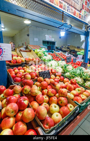 Les couleurs de l'image de rose rouge pommes dans un étal de fruits et légumes dans le marché central couvert Hall (Vasarcsarnok), Pest, Budapest, Hongrie Banque D'Images