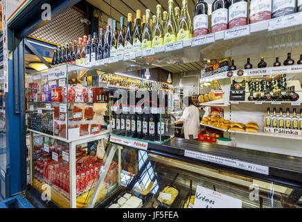 Dans l'étal du marché central couvert Hall (Vasarcsarnok), l'affichage des bouteilles de palinka à saveur de fruits traditionnels et du vin, Pest, Budapest, Hongrie Banque D'Images