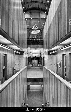 Une ballerine danse de Kroon Hall à l'université de Yale. Banque D'Images