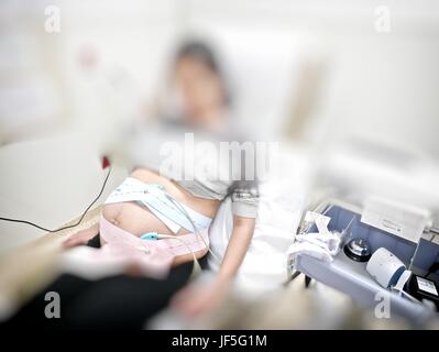 A 41 semaines pregnant Hispanic woman ayant un syndrome non-stress test, NST. Banque D'Images