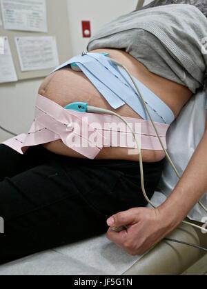 A 41 semaines pregnant Hispanic woman ayant un syndrome non-stress test, NST. Banque D'Images