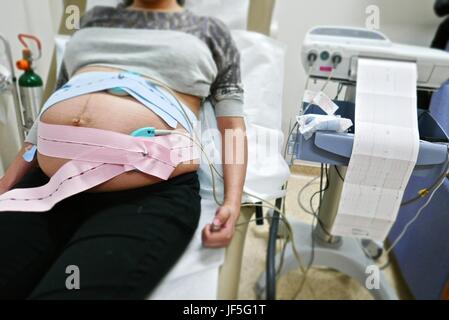 A 41 semaines pregnant Hispanic woman ayant un syndrome non-stress test, NST. Banque D'Images