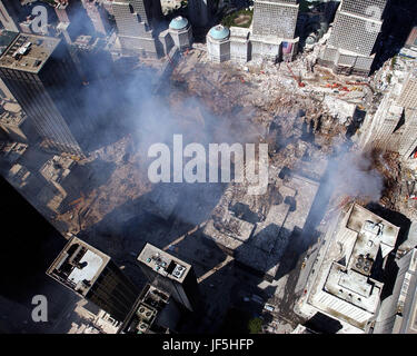 010917-N-7479T-514 Ground Zero, New York, N.Y. (sept. 17, 2001) -- Une vue aérienne montre qu'une petite partie de la scène de crime où le World Trade Center s'est effondré à la suite de l'attaque terroriste du 11 septembre. Les édifices ont été lourdement endommagé par les débris et les forces massives de la chute de deux tours jumelles. Efforts de décontamination devraient se poursuivre pendant des mois. U.S. Navy photo de photographe en chef 4400 Eric J. Tilford. Banque D'Images